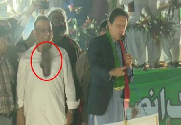 এবার ইমরান খানকে জুতা নিক্ষেপ