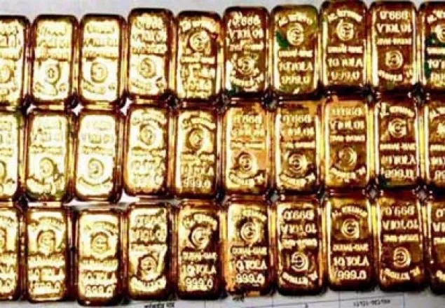 শাহজালালে ৮০টি স্বর্ণের বারসহ আটক ২