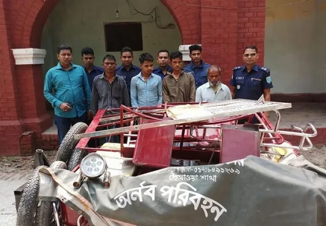 লালমনিরহাটে ইজিবাইকসহ ৪ ছিনতাইকারী আটক
