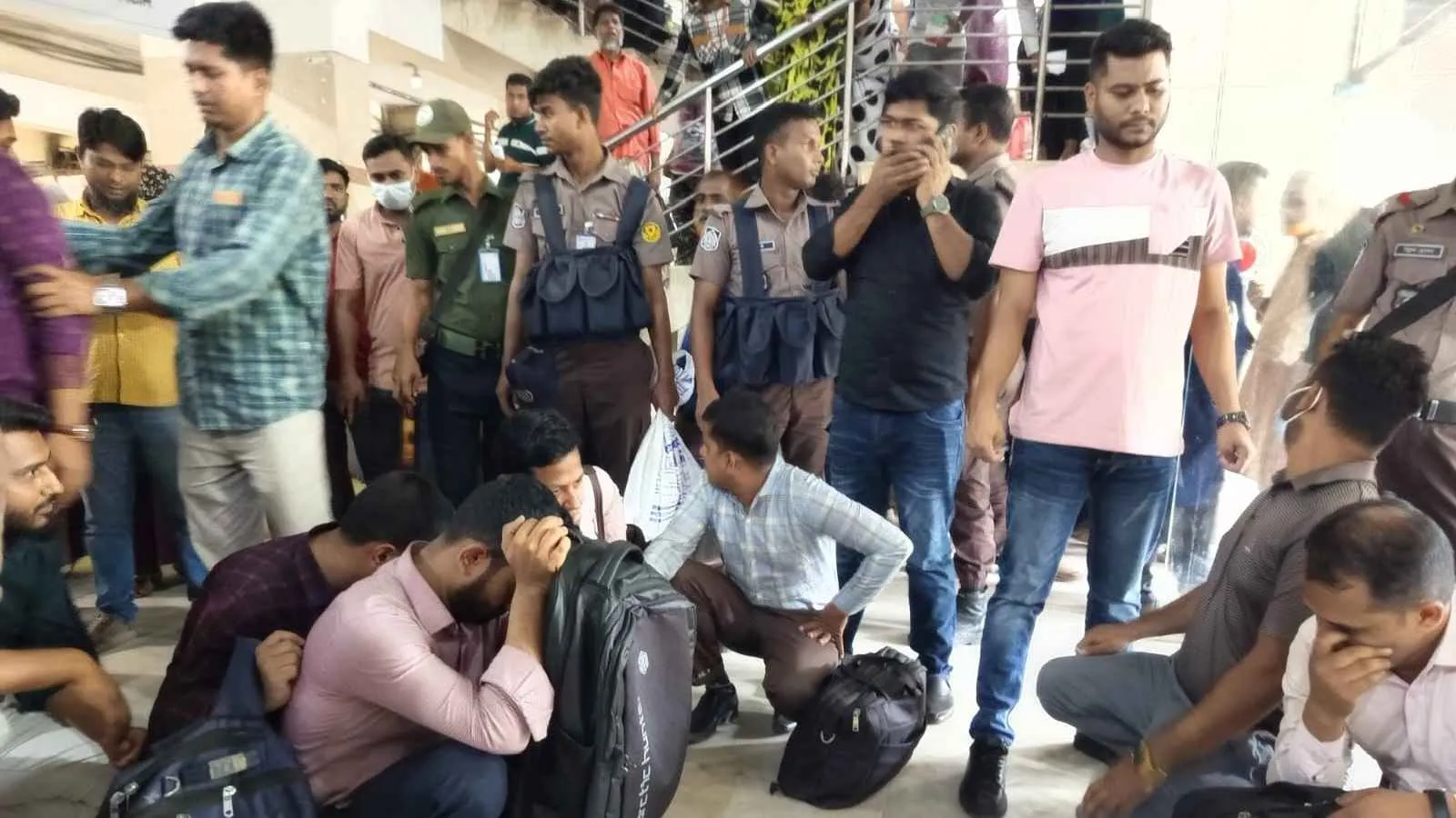 ঢাকা মেডিকেলে নারীসহ ৬০ দালাল আটক
