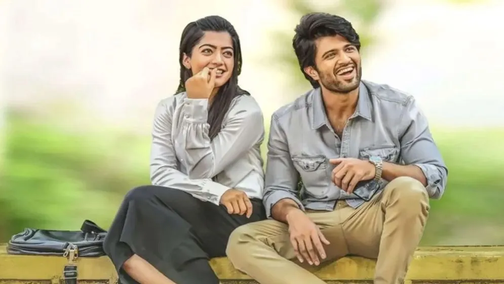 বৃষ্টিতে শুটিং বাতিল, বাবা-মায়ের কাছে শৈশবে ফিরলেন বিজয়