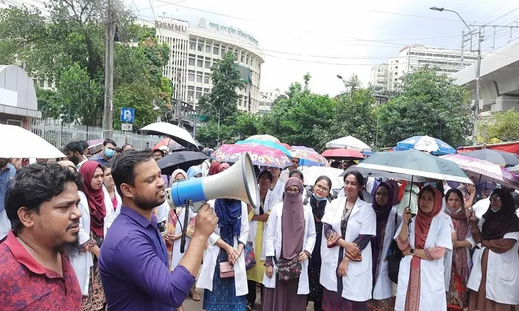 দাবি আদায় না হলে ঢাকায় চিকিৎসকদের মহাসমাবেশ