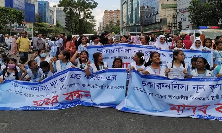 স্থায়ী ক্যাম্পাসের দাবি, মিরপুরে ভিকারুননিসার ছাত্রীদের অবরোধ