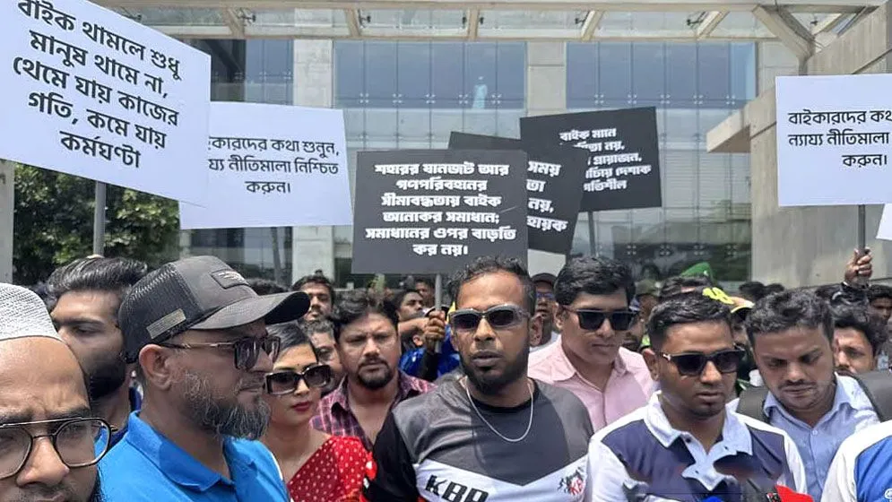 অগ্রিম আয়কর দিতে চান না বাইকচালকরা, এনবিআরে স্মারকলিপি