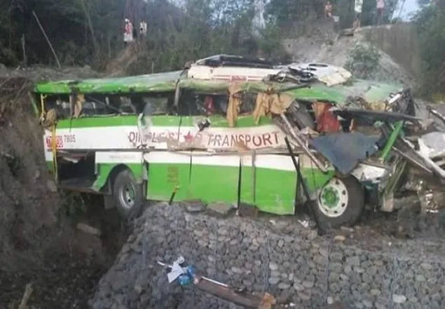 ফিলিপাইনে বাস দুর্ঘটনায় নিহত ১৯