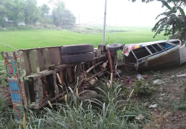 ধামরাইয়ে ট্রাক-লেগুনা মুখোমুখি সংঘর্ষে নিহত-১