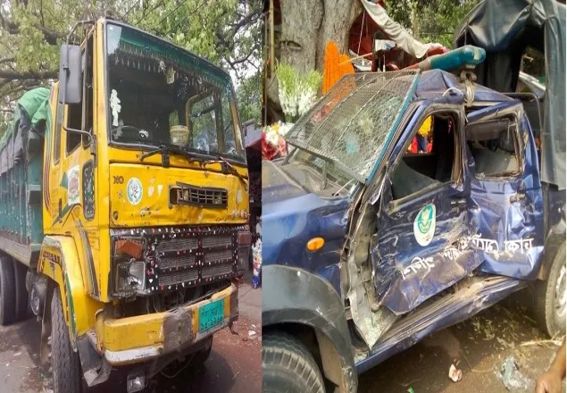 শাহবাগে পুলিশ ভ্যানে ট্রাকের ধাক্কা, আহত ৩   