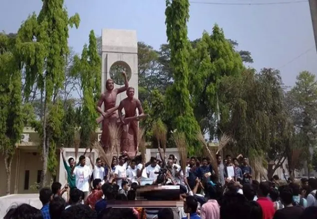 রাবিতে মুক্তিযুদ্ধের ভাস্কর্যের সামনে ঝাড়ু মিছিল!
