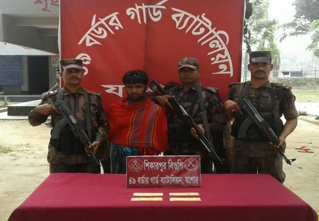 বেনাপোল সীমান্তে ভারতীয় স্বর্ণ পাচারকারী আটক
