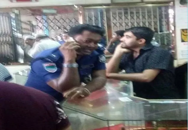 ইয়াবা দিয়ে ফাঁসানোর সময় জনতার হাতে পুলিশ আটক