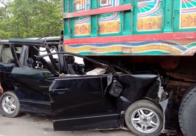 দাঁড়িয়ে থাকা ট্রাকে ঢুকে গেল মাইক্রোবাস, নিহত ৩