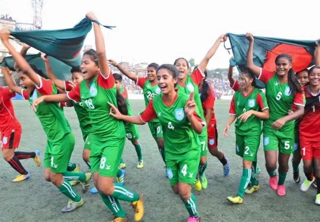 বাংলাদেশকে  চ্যাম্পিয়ন বানাল মেয়েরা