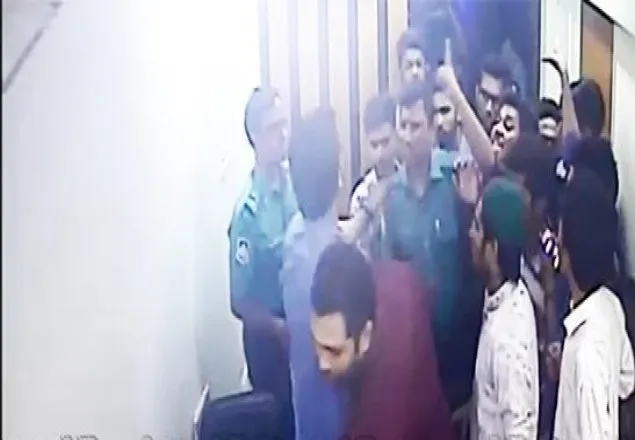 চট্টগ্রামে অধ্যক্ষকে ছাত্রলীগ নেতার মারধর, (ভিডিও)