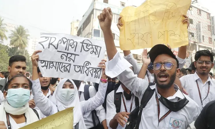 হাফ পাসের দাবিতে ফের রাস্তায় শিক্ষার্থীরা
