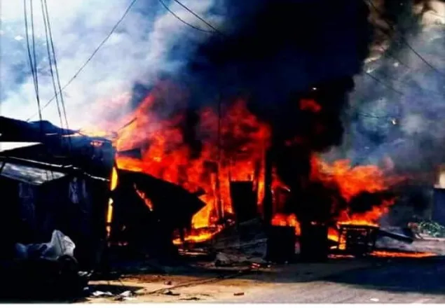 ভোলার লালমোহনে ১৬ দোকান পুড়ে ছাই