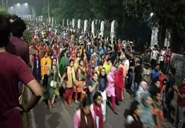 ছাত্রদের ওপর হামলার খবরে গভীর রাতে ঢাবি ছাত্রীদের মিছিল