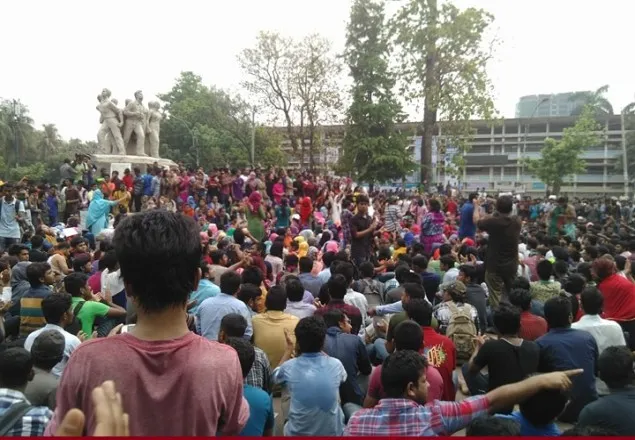 রাজু ভাস্কর্যের সামনে অবস্থান নিয়েছে শিক্ষার্থীরা    
