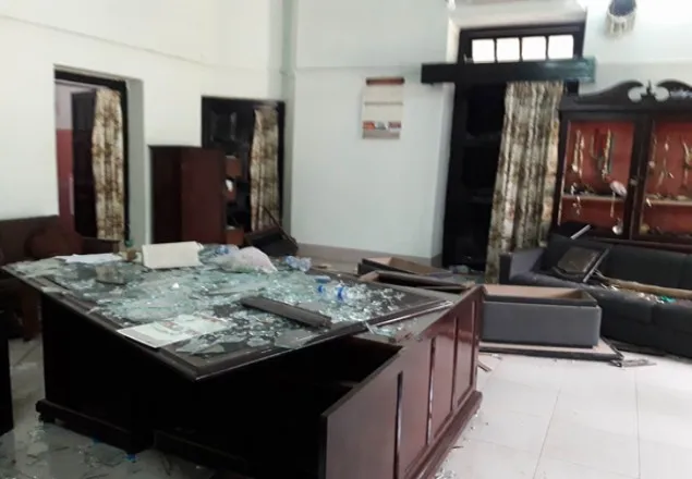 ‘জয় বাংলা’ স্লোগান দিয়ে উপাচার্যের বাসভবনে হামলা