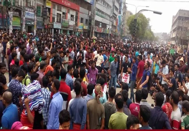 জগন্নাথের শিক্ষার্থীরা রায়সাহেব বাজার মোড়ে অবস্থান  