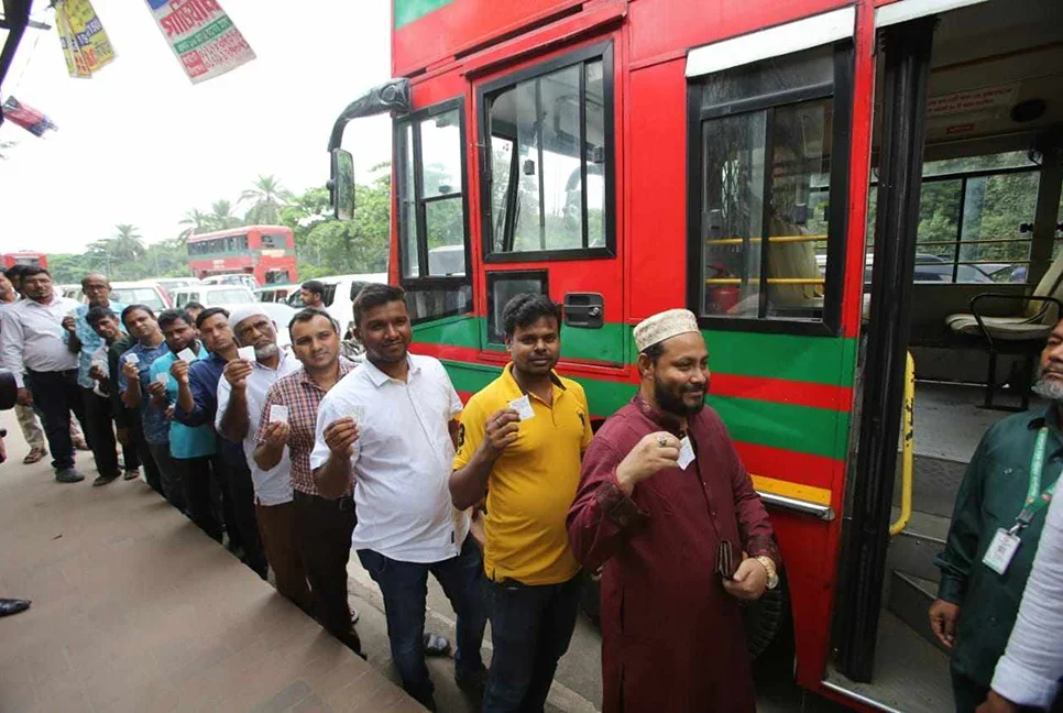 120832_bangladesh_pratidin_bus_pic