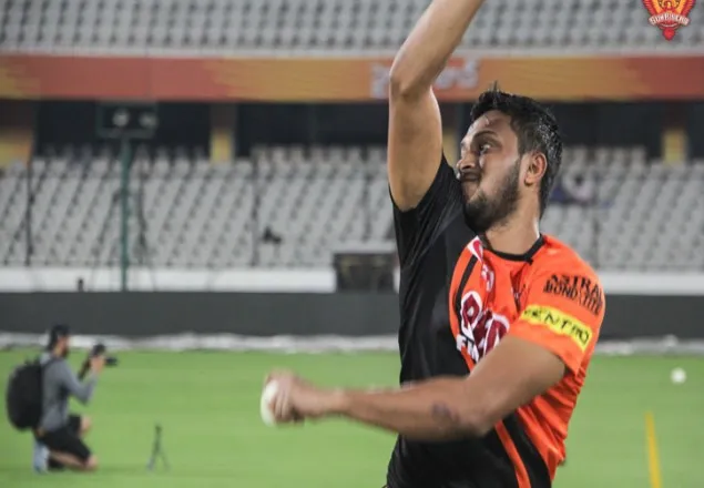 টসে জিতে বোলিংয়ে সাকিবের হায়দরাবাদ