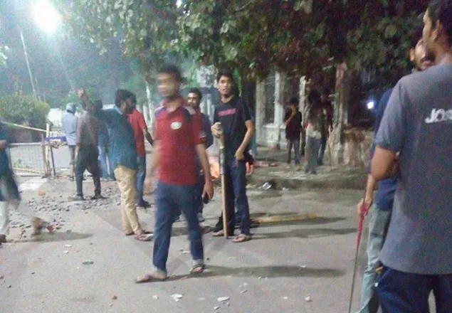ঢাবি ক্যাম্পাসে লাঠি দেশীয় অস্ত্র হাতে ছাত্রলীগের অবস্থান