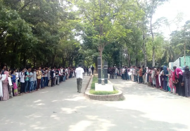 ঢাবি শিক্ষার্থীদের ওপর হামলার প্রতিবাদে উত্তাল খুবি