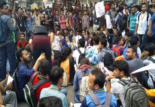  ঢাবি ক্যাম্পাসে হাজার হাজার শিক্ষার্থীর মিছিল