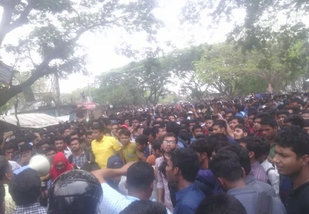 খুলনা-কুষ্টিয়া মহাসড়ক অবরোধ ইবি শিক্ষার্থীদের