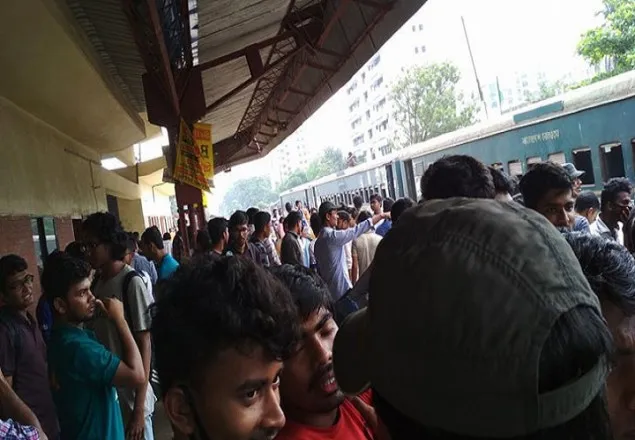 শাটল ট্রেন বন্ধ করে দিয়ে চবি শিক্ষার্থীদের বিক্ষোভ