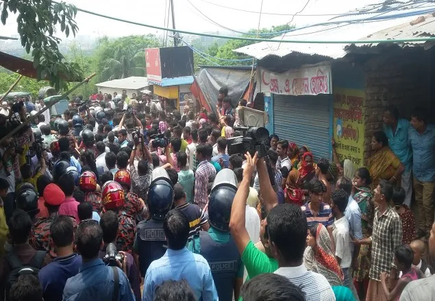 চট্টগ্রামে পাহাড়ের খাদে ঝুঁকিপূর্ণ বসতি উচ্ছেদ অভিযান