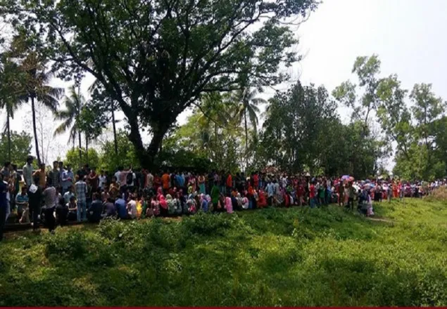 ঢাকা-ময়মনসিংহ রেলপথ অবরোধ করেছে বাকৃবি শিক্ষার্থীরা 