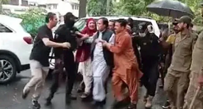 ইমরান খানের ‘পিটিআই’ সভাপতি গ্রেফতার