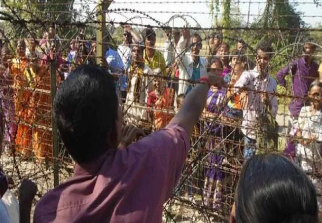 মাঝখানে কাঁটাতার দেখা হলো, কথা হলো কিন্তু ছুঁয়ে দেখা হলো না(ভিডিও)