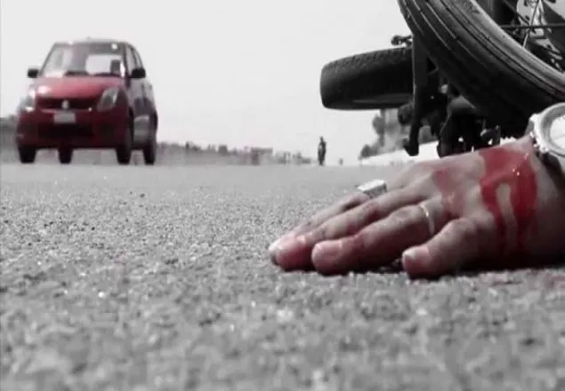বাসের ধাক্কায় প্রাণ গেল বাবা-মেয়ের