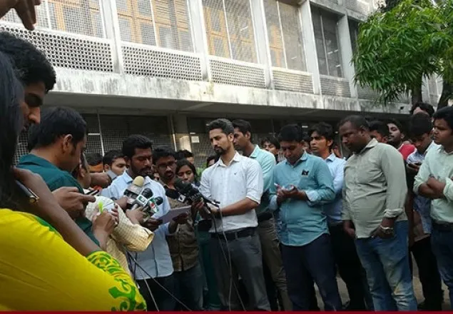 ৭ দিনের মধ্যে মামলা প্রত্যাহার না করলে সারা দেশে ক্লাস-পরীক্ষা বর্জন   