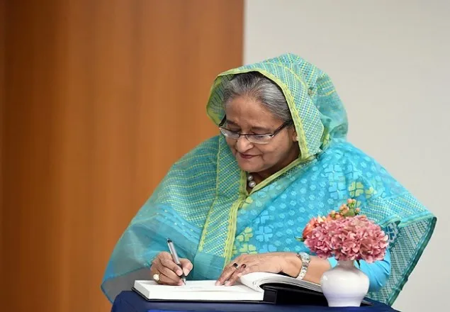 লন্ডনে প্রধানমন্ত্রীর ১৩ গুরুত্বপূর্ণ ফাইলে সই