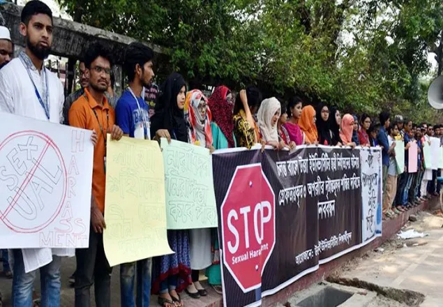 তুরাগ বাসে ছাত্রীকে যৌন হয়রানি, শাস্তির দাবিতে মানববন্ধন