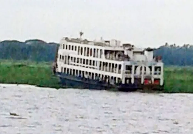 মেঘনার চরে ৪ শতাধিক যাত্রী নিয়ে লঞ্চ আটকা