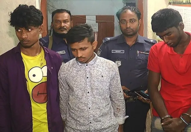 মাদারীপুরে ইজিবাইক চালককে কুপিয়ে হত্যা,  আটক ৪