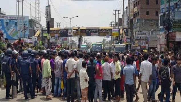 বকেয়া বেতনের দাবিতে শ্রমিকদের সড়ক অবরোধ 
