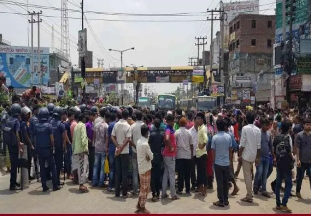 বকেয়া বেতনের দাবিতে শ্রমিকদের সড়ক অবরোধ 