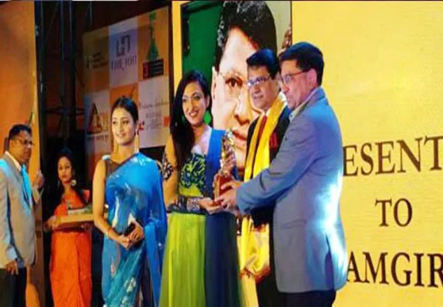 কলকাতায় নায়করাজ রাজ্জাক অ্যাওয়ার্ড পেলেন আলমগীর