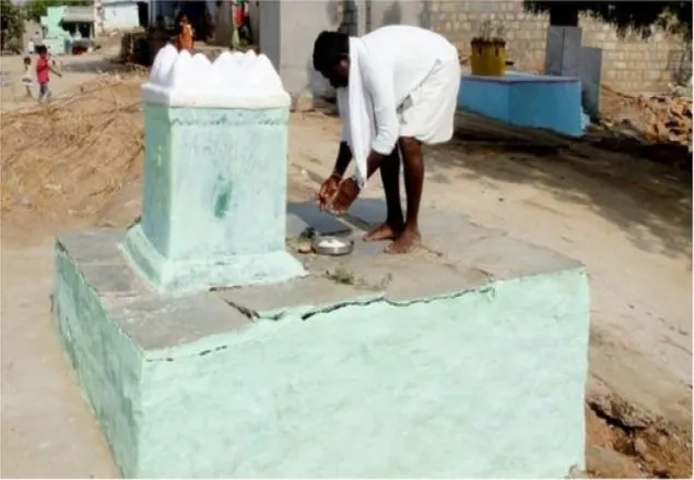 যে গ্রামে মৃত্য মানুষদের খাবার বিতরণ করেন