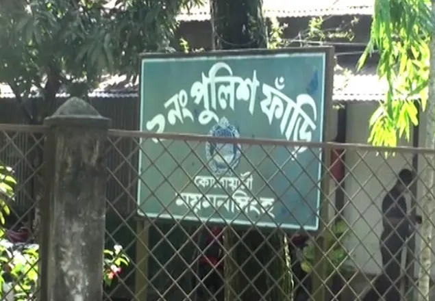 পুলিশের দেহ তল্লাশি করে মিলল ৮০০ ‍পিস ইয়াবা!