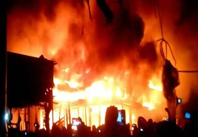 অগ্নি-দুর্ঘটনার ঝুঁকিতে রাজধানীর ১৩শ শপিং মল ও মার্কেট