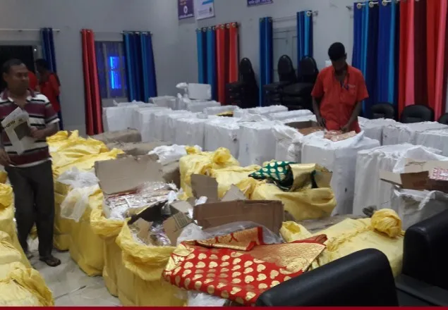 বেনাপোল বন্দরে দেড় কোটি টাকার ভারতীয় শাড়ী-কসমেটিক্স আটক 