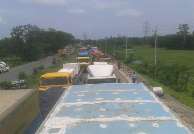 ঢাকা-চট্টগ্রাম মহাসড়কে ৩ ঘণ্টা যান চলাচল বন্ধ