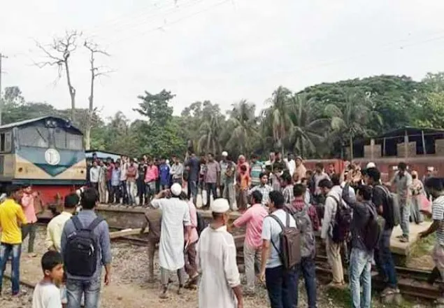 চবিতে ক্লাস-পরীক্ষা বর্জন, শাটল ট্রেন অবরুদ্ধ