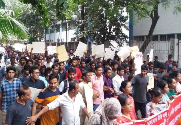 ফের ঢাবি উত্তাল,অবরোধ চলছে